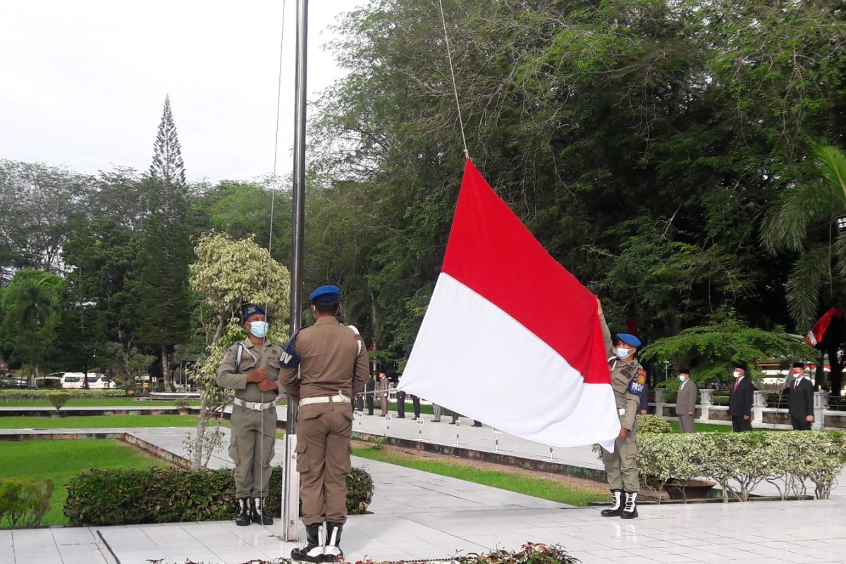 Tiga personel Satpol PP Langkat menjadi pengibar bendera Dirgahayu RI