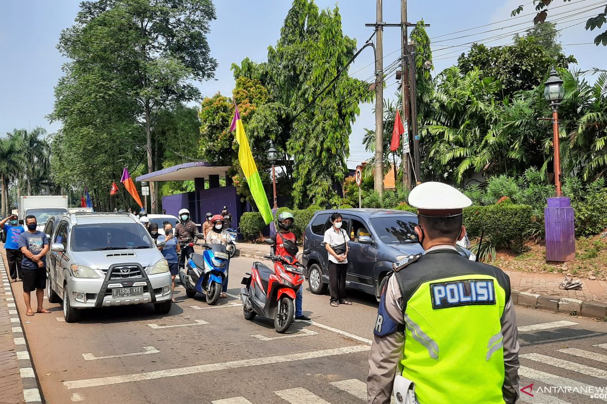Pengendara di Tangerang beri sikap sempurna saat detik Proklamasi