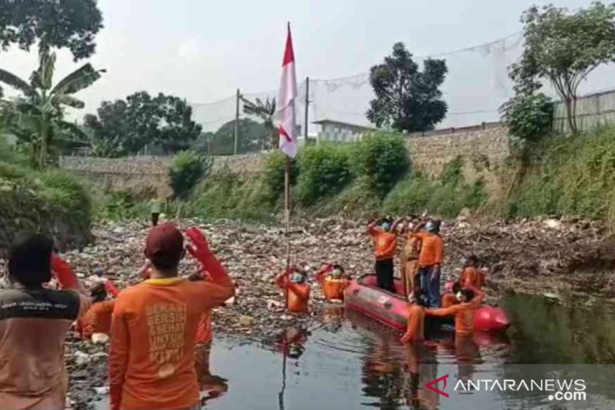 Pahlawan kebersihan Bekasi upacara HUT RI di tengah lautan sampah