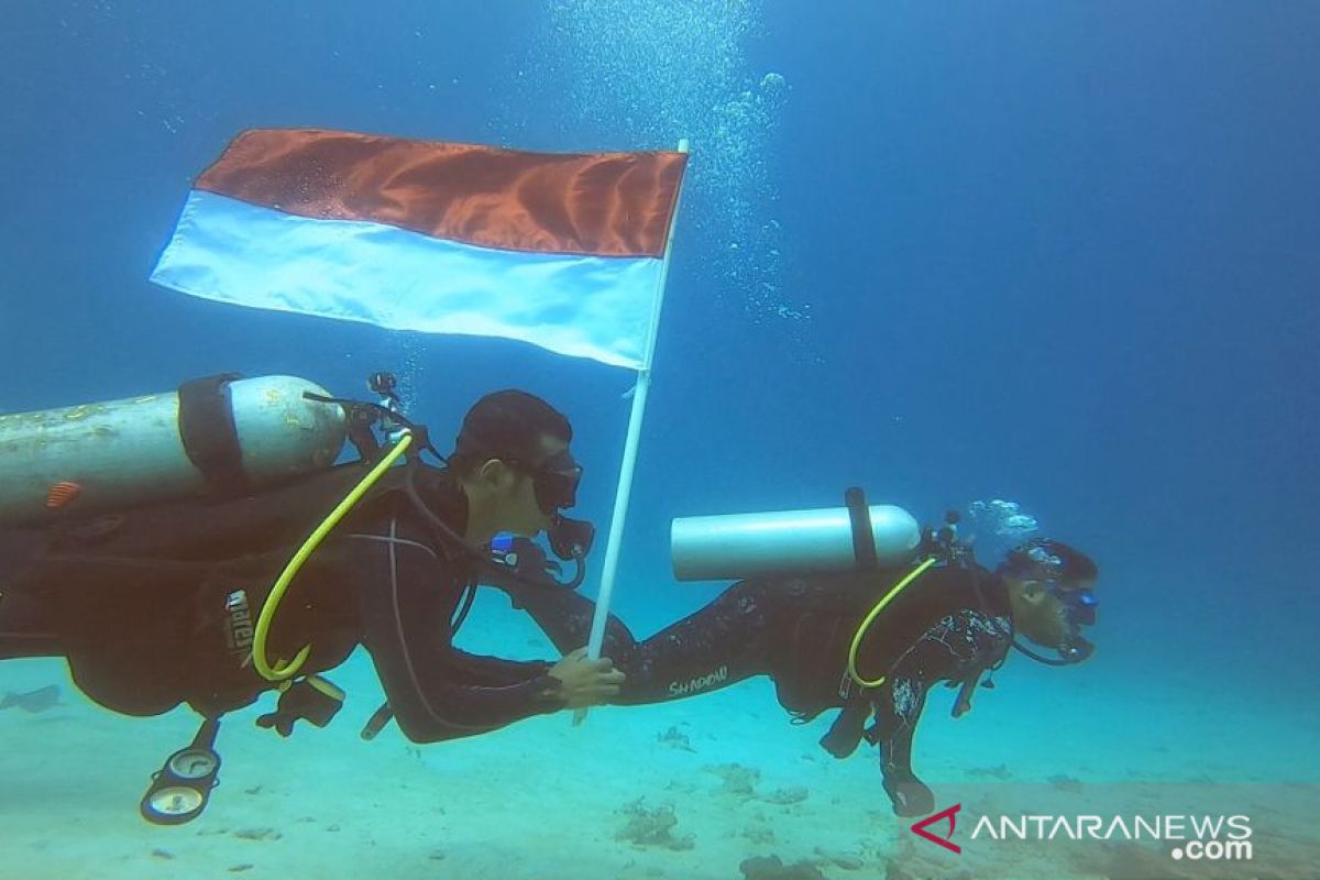 Enam penyelam Sabang kibarkan bendera merah putih di bawah laut