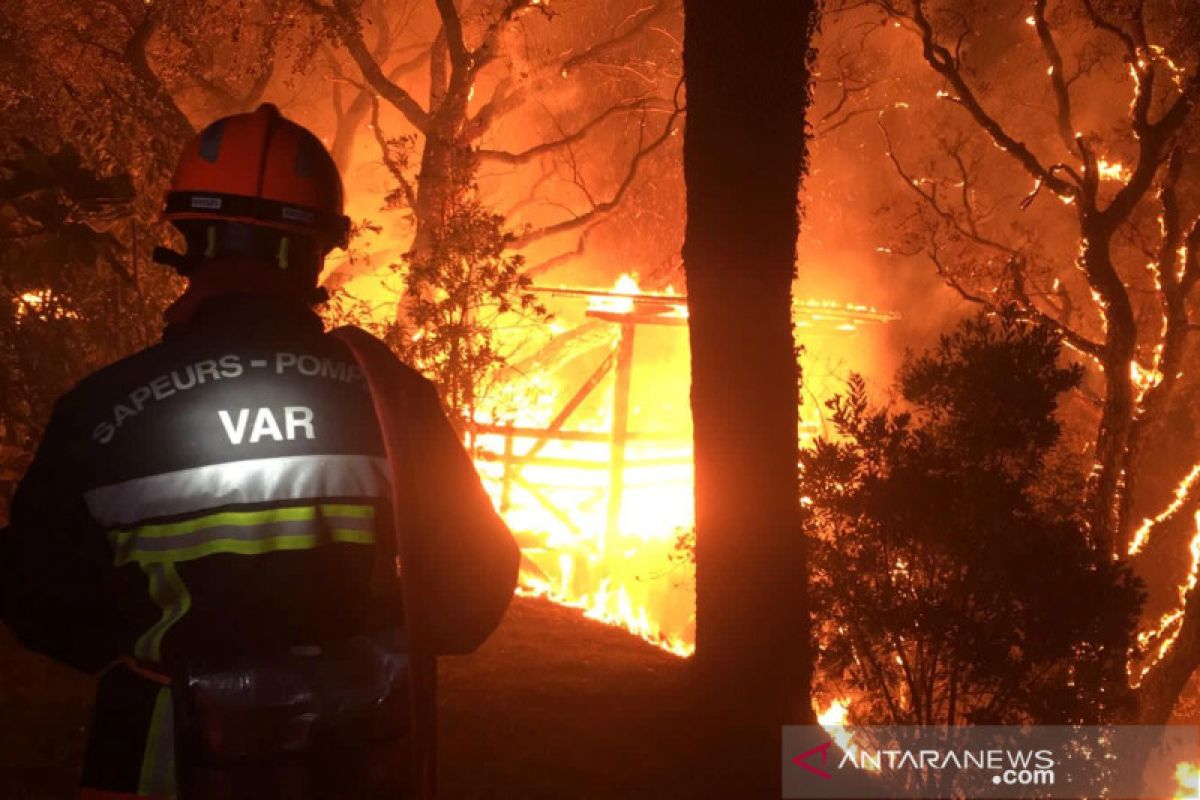 Kebakaran hutan meluas di barat daya Prancis, 10.000 hektar terbakar