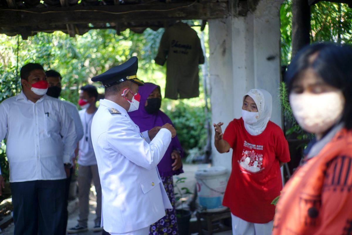 HUT ke-76 RI,Wawali Armuji kunjungi janda dan keluarga pejuang di Surabaya