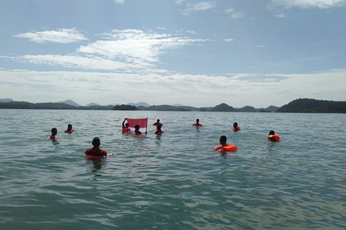 Tim SAR Aceh Jaya kibarkan Merah Putih di laut