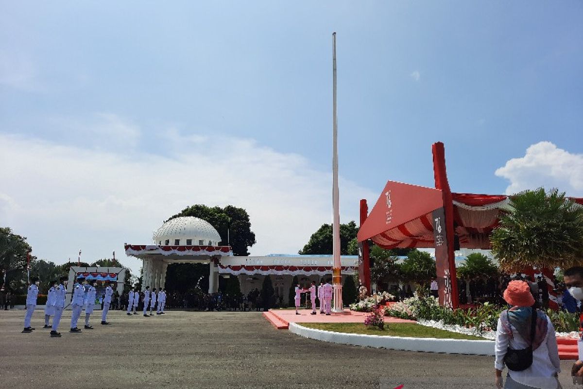Gabriella Jomilena pembawa bendera bersemangat di tengah pandemi