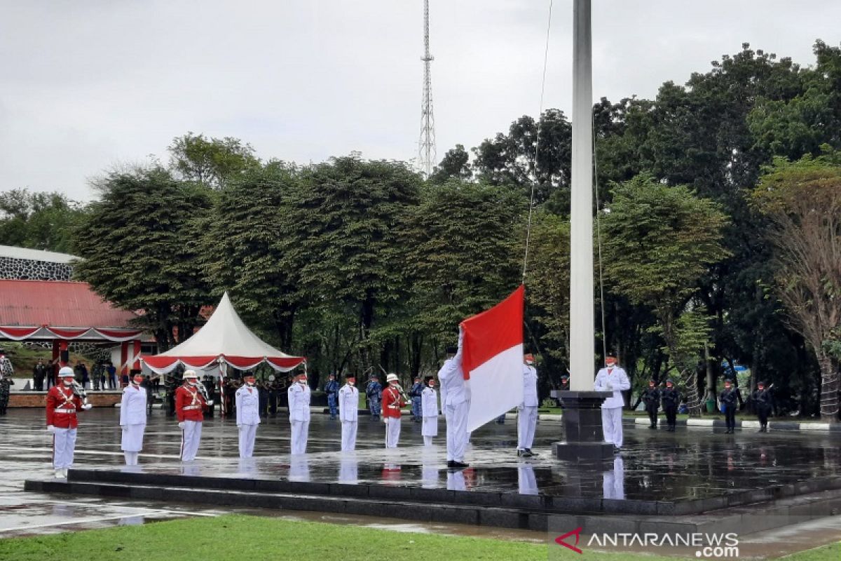 Hujan iringi upacara 17 Agustus 2021 di pelataran Rujab Sultra