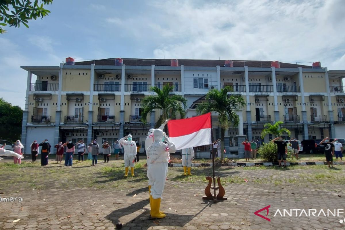 Tenaga kesehatan berpakaian hazmat bersama pasien COVID-19 peringati HUT RI