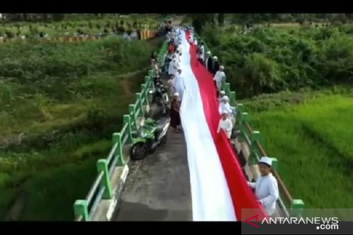 Santri Jambi bentangkan Merah Putih sepanjang 76 meter di Jembatan Hijau