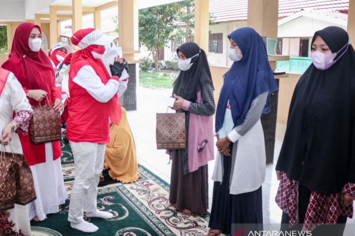 Sempena HUT RI 76, Dekranasda Siak salurkan bantuan di panti asuhan