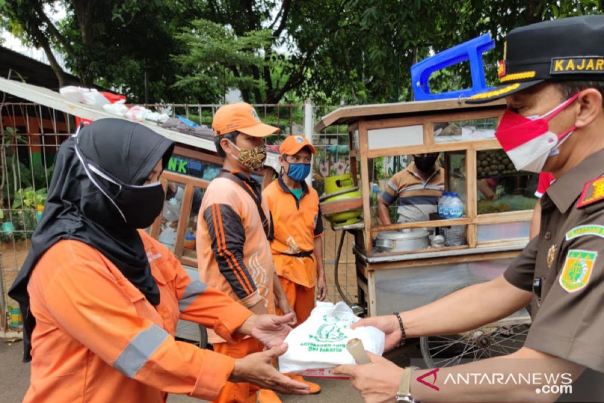 Kejati DKI gelar baksos bantu UMKM dan sebar makanan kepada warga