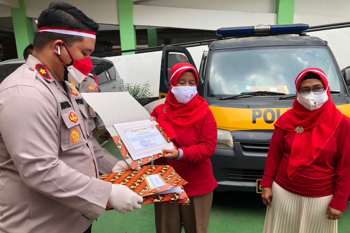 Polsek Cilandak berikan penghargaan bagi relawan vaksinasi COVID-19