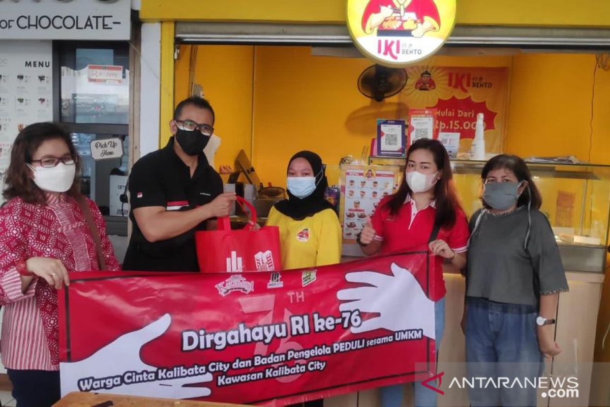 Warga Kalibata City rayakan HUT ke-76 RI dengan berbagi sembako