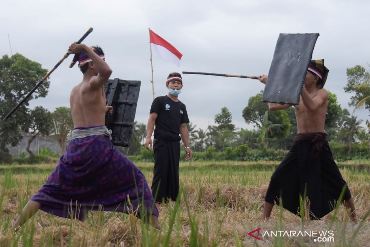 Pertunjukan Peresean daring meriahkan HUT ke-76 RI digelar di Lombok