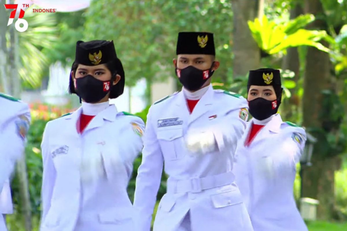 Putri karyawan PTPN V kibarkan Merah Putih di Istana Negara
