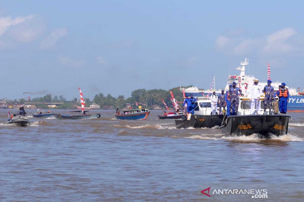 Lanal Banjarmasin dan Ditpolairud konvoi merah putih bersama nelayan di Sungai Barito