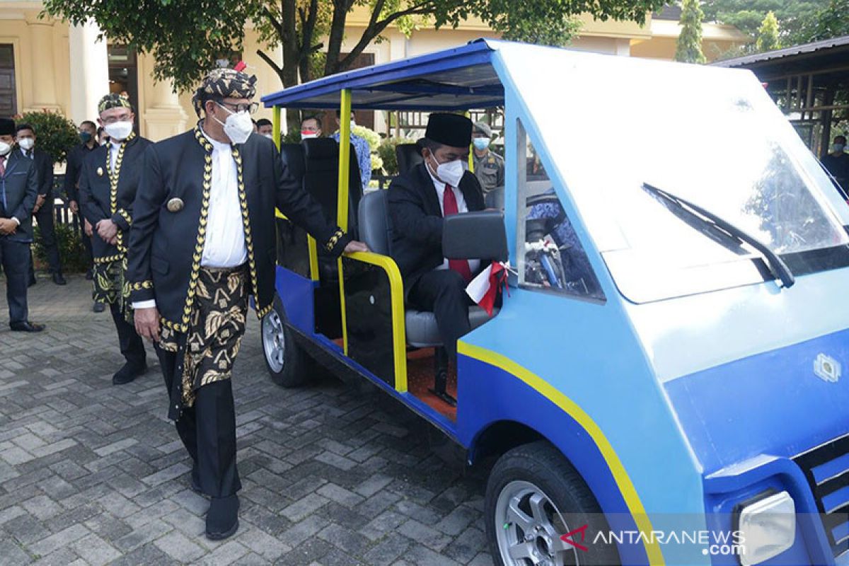 Gubernur Banten perkenalkan mobil listrik karya siswa SMKN Pandeglang