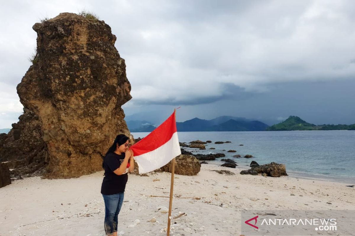 Anggota DPRD ajak warga bentangkan bendera Merah Putih di Pulau Tolinggula