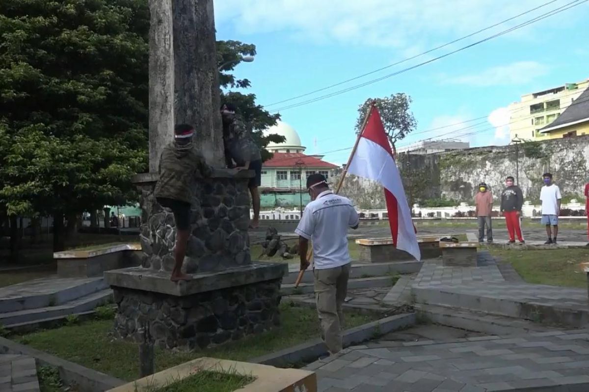 Komunitas jurnalis Malut kibarkan Merah Putih di tugu proklamasi