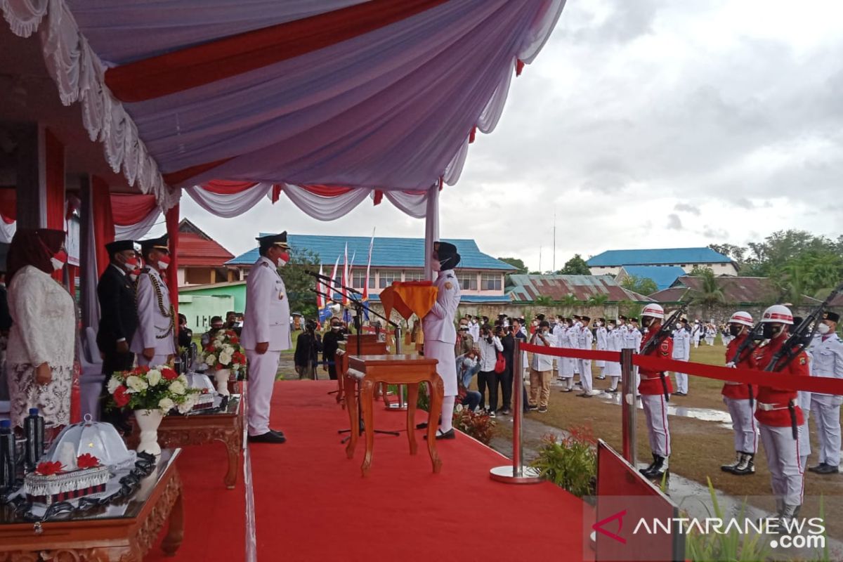 Pengibaran dan penurunan bendera merah putih di Baubau berjalan sukses meski diwarnai hujan ringan