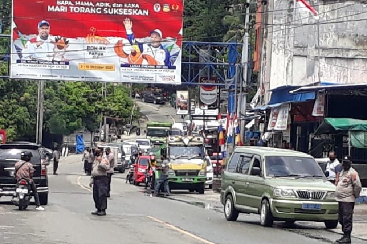 Warga Kota Jayapura hentikan aktivitas saat Detik-detik Proklamasi RI