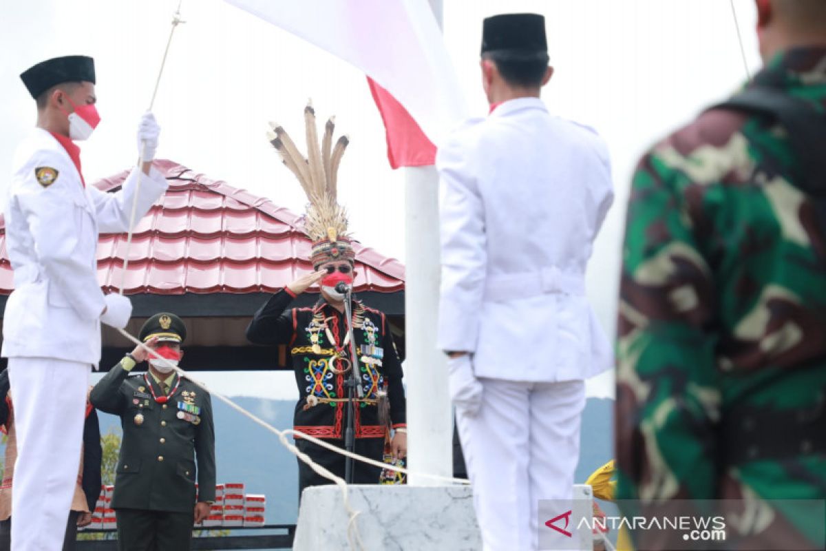 Wagub Kaltara Irup HUT ke-76 RI di Gunung Yuvai Semaring, Krayan