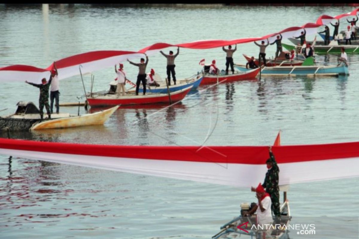 Bendera Merah Putih sepanjang 1.000 meter dibentangkan di kapal pinisi