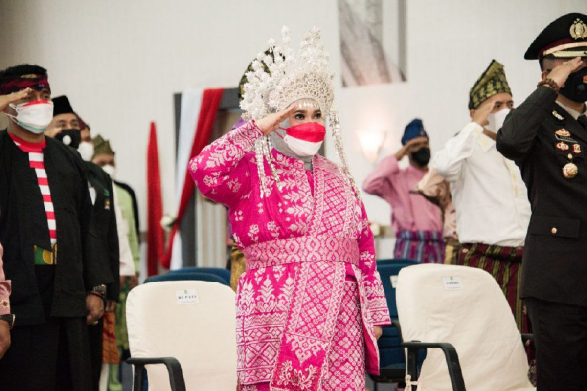 Upacara HUT RI, Kasmarni pakai baju Melayu merah muda