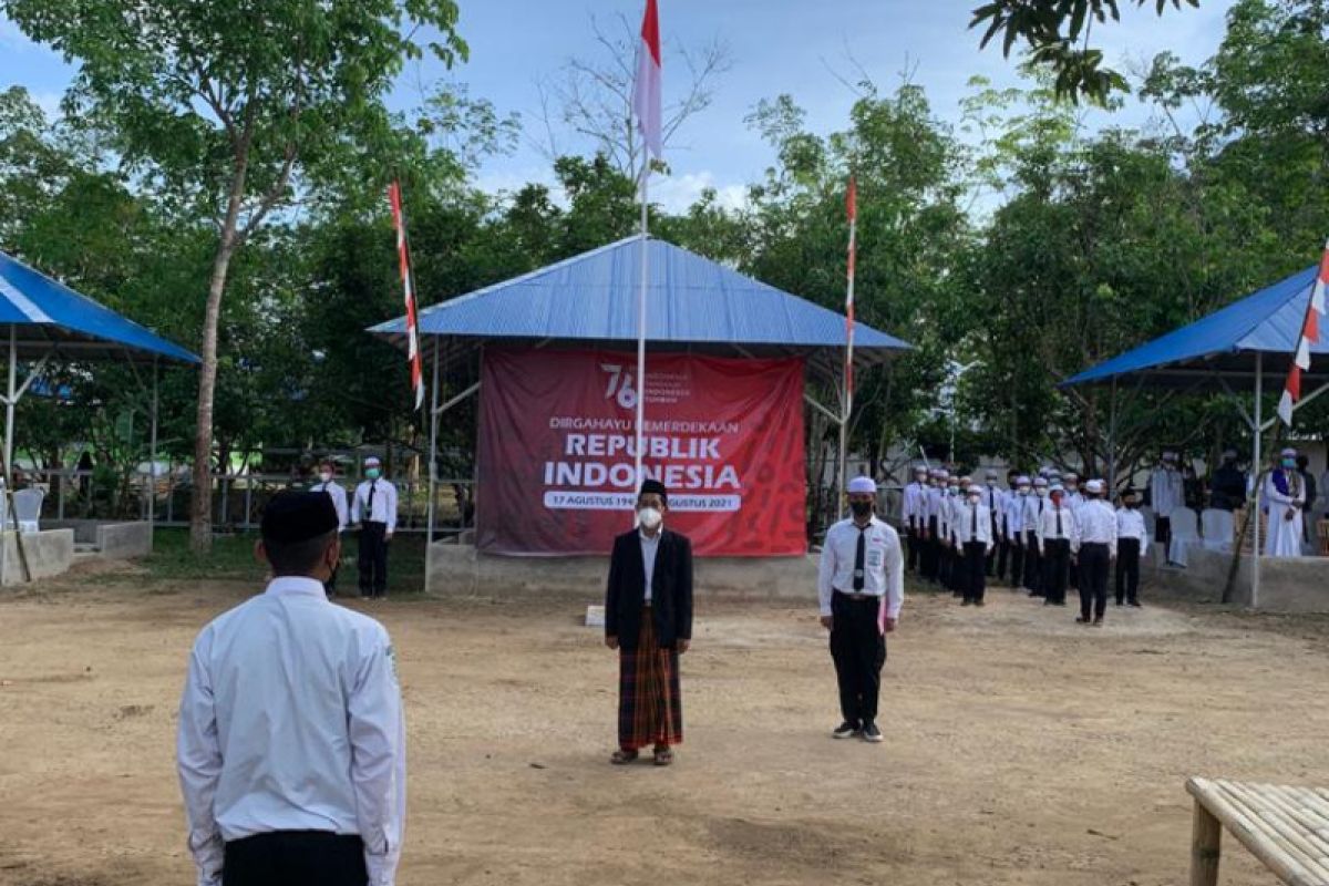 Dilatih TNI-POLRI, Ponpes TQ-DI Martapura sukses gelar upacara HUT RI