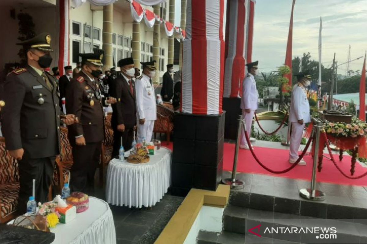 Walikota Pangkalpinang pimpin upacara kenaikan bendera merah putih