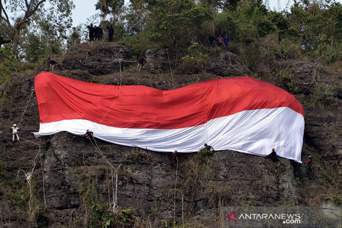 Warga perbatasan bentangkan bendera 168 meter di atap Rumah Betang