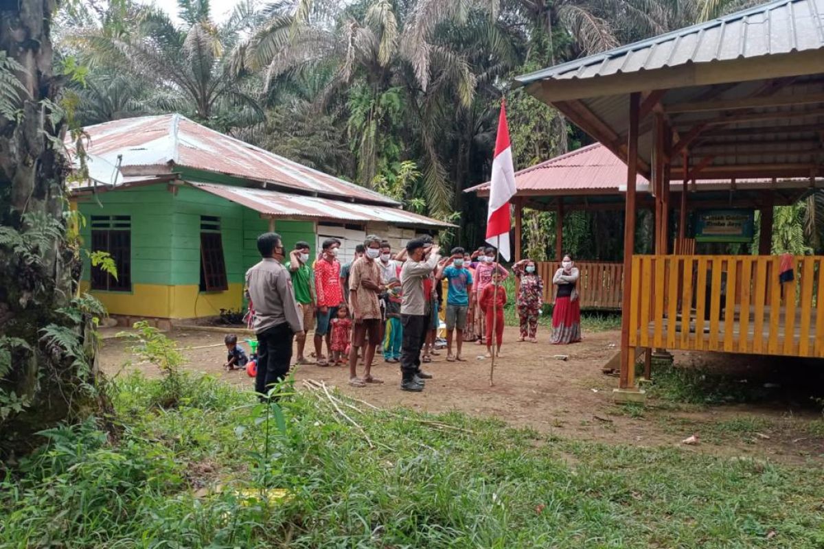 Polisi Merangin dan  Orang Rimba kibarkan Bendera Merah Putih