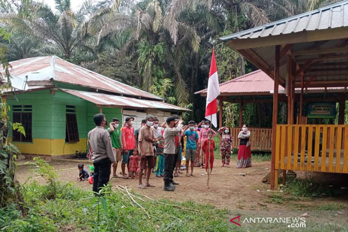 Anggota Polres Merangin bersama orang rimba kibarkan Merah Putih