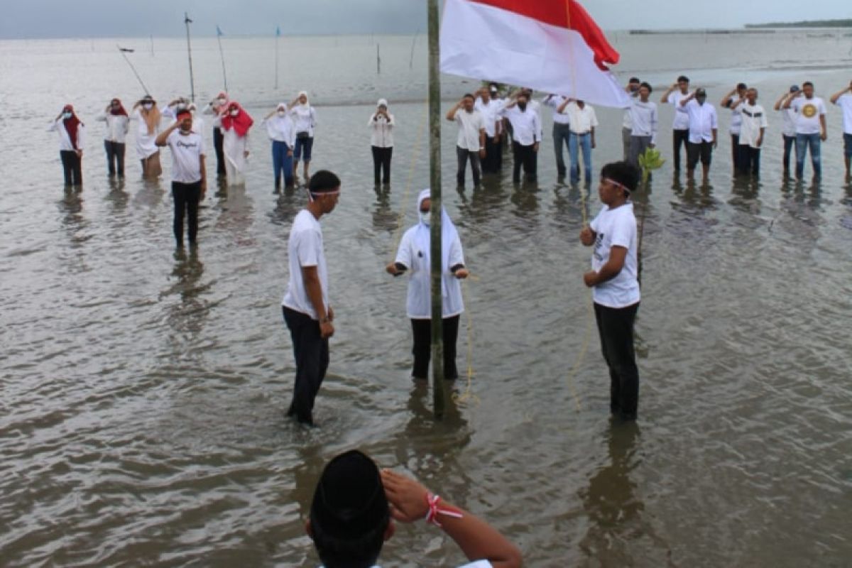 Masyarakat-pemerintah Desa Manyampa kibarkan bendera di hutan mangrove