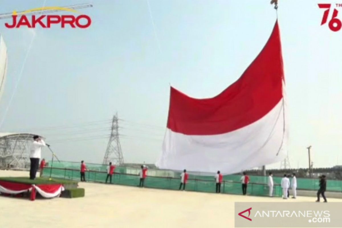 Jakpro kibarkan bendera merah putih raksasa di proyek JIS