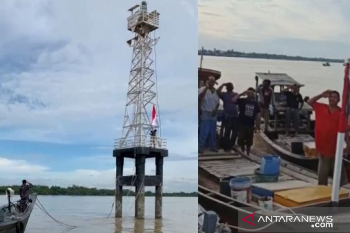 TNI AL Tanjungbalai Asahan bersama nelayan kibarkan Merah-Putih di tengah laut