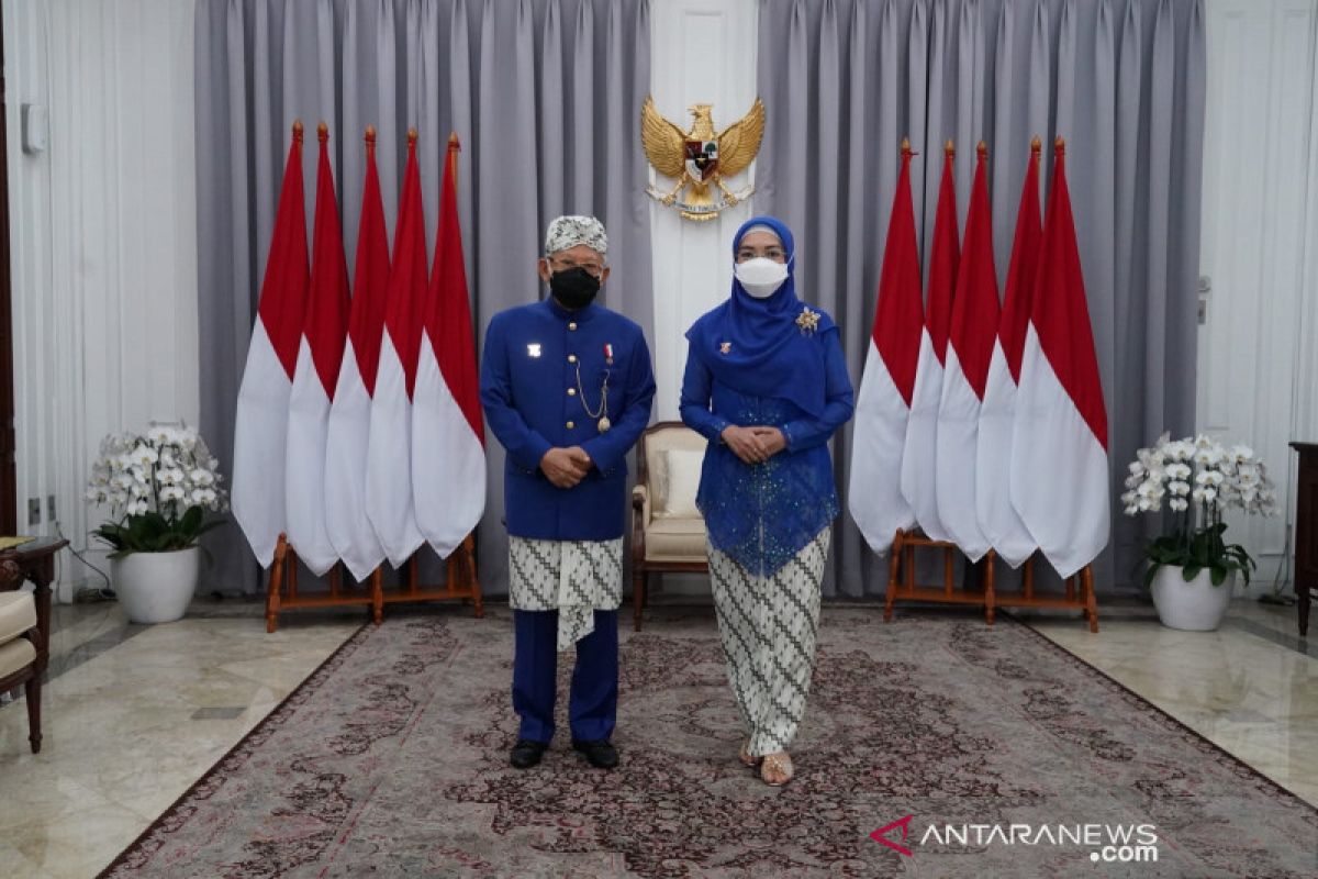 VP wears Sundanese clothing for Indonesia's independence day ceremony