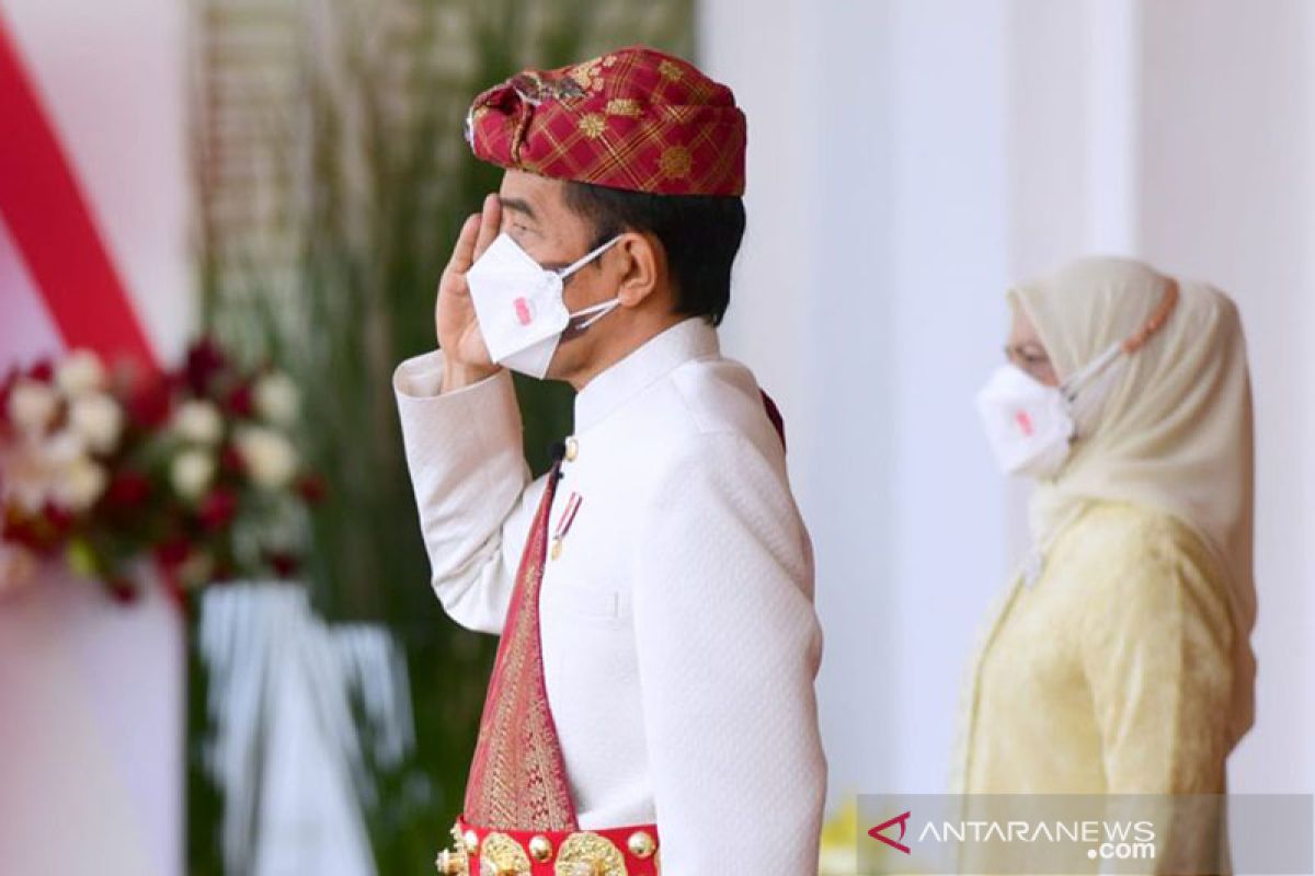 Presiden Joko Widodo kenakan pakaian adat Lampung saat Upacara HUT ke-76 RI