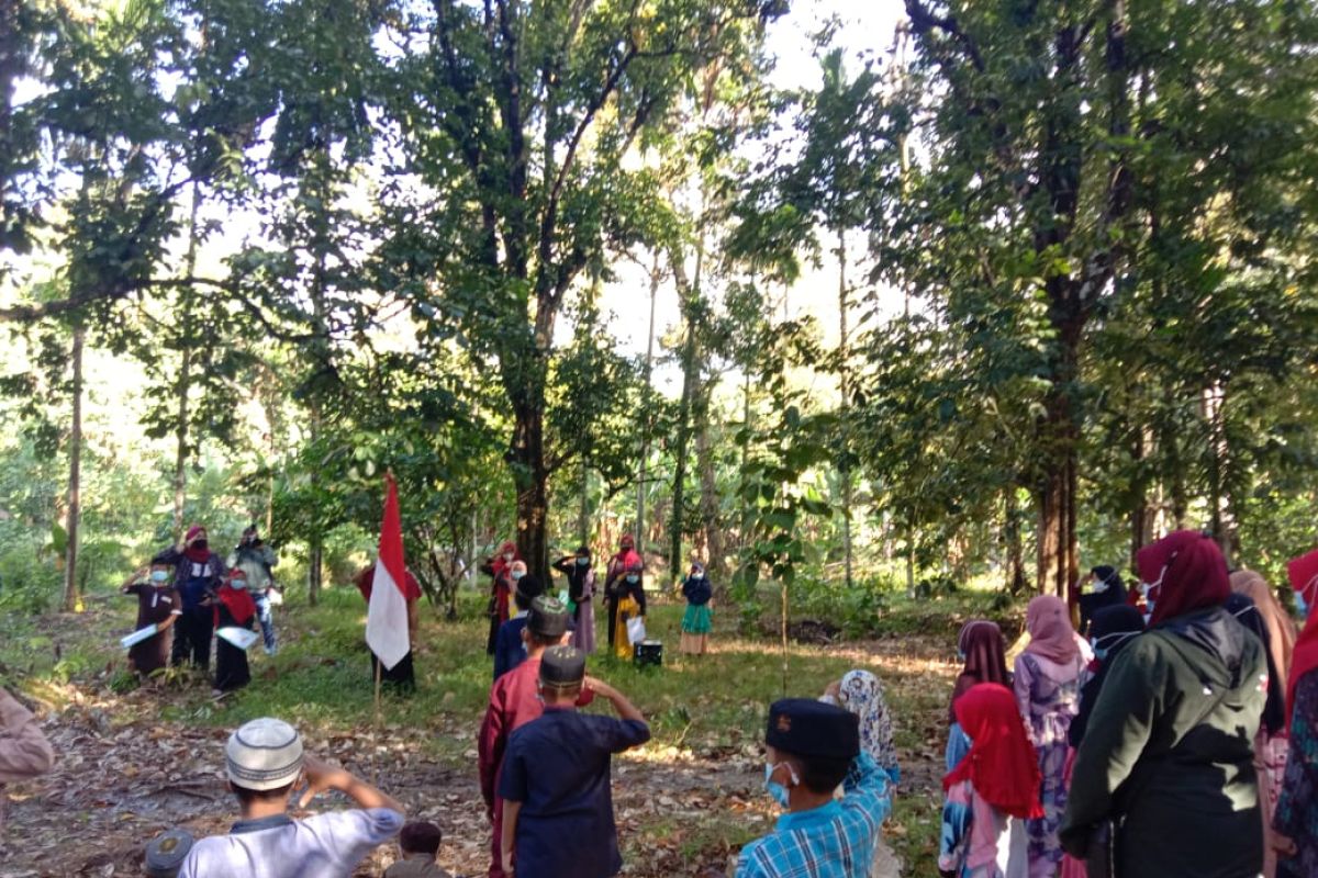 Rumah Pintar Punggur Cerdas gelar upacara kemerdekaan RI di kebun langsat