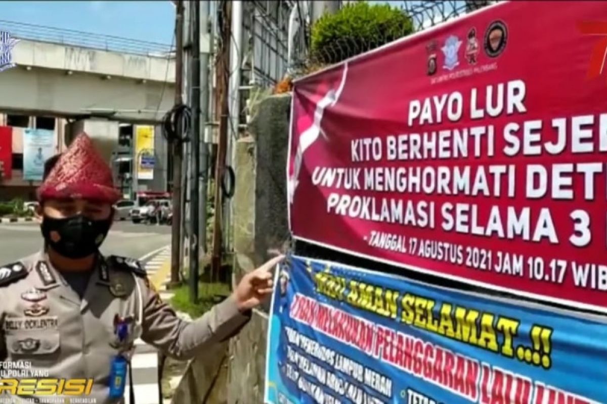 Pengguna jalan di Palembang lakukan penghormatan saat pengibaran bendera Merah Putih