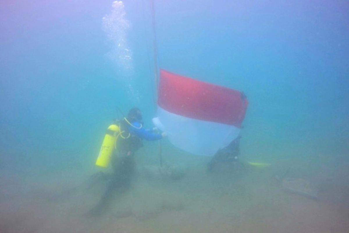 20 penyelam kibarkan merah putih berkibar di dasar laut
