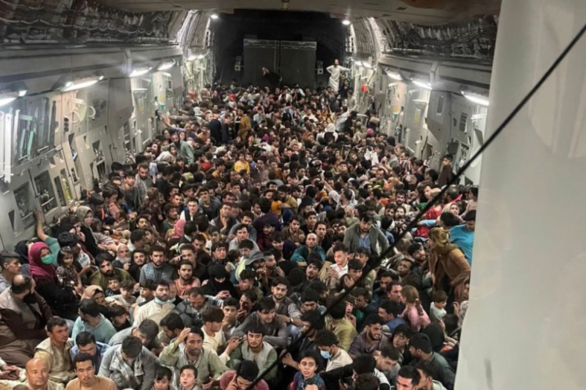 Pesawat militer AS angkut ratusan warga Afghanistan saat tinggalkan Kabul