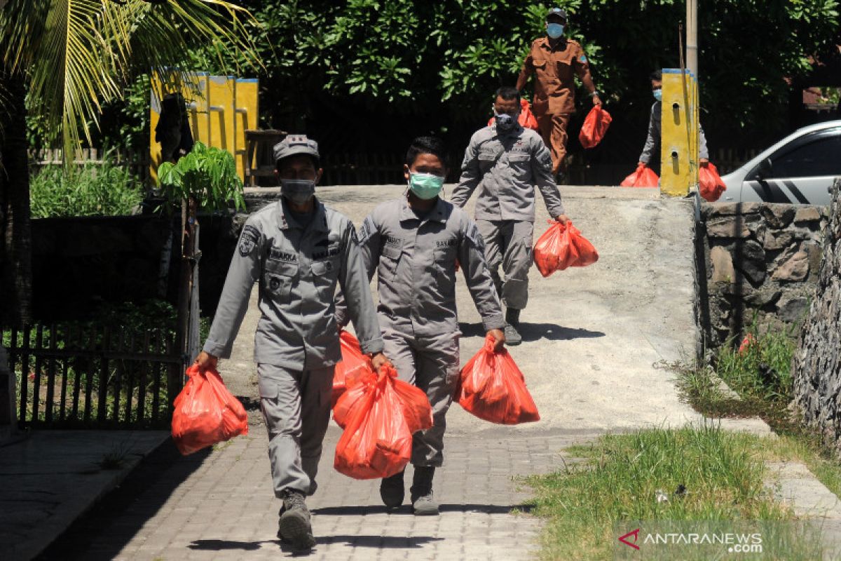 SPKKL Kema Bakamla bagikan paket bantuan sosial kepada warga