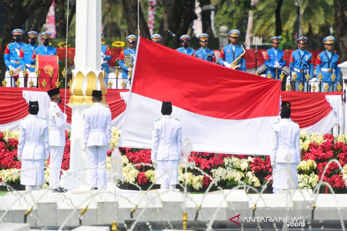 Tim Indonesia Tumbuh bertugas pada Upacara Penurunan Bendera Negara