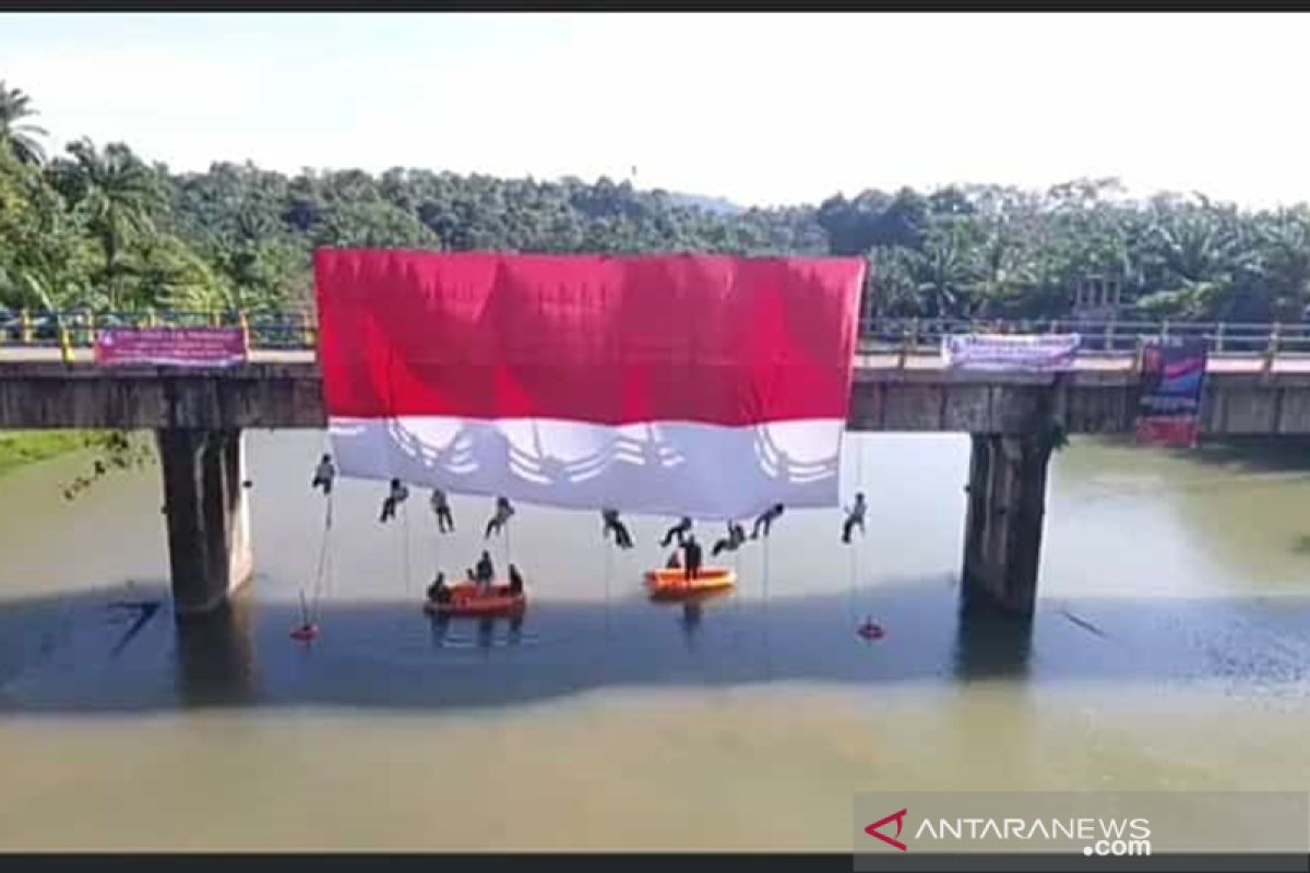 Pemuda di Seluma Bengkulu kibarkan bendera raksasa