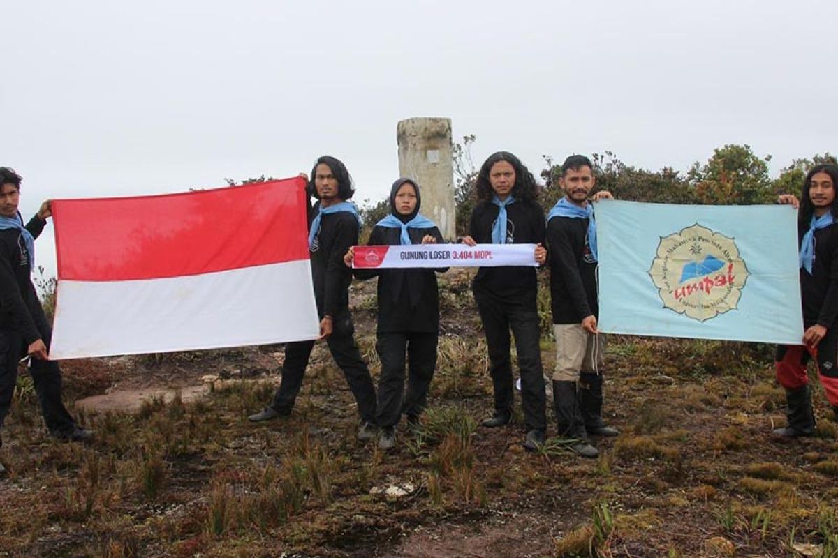 Mahasiswa Unimal kibarkan Merah Putih di puncak Gunung Leuser