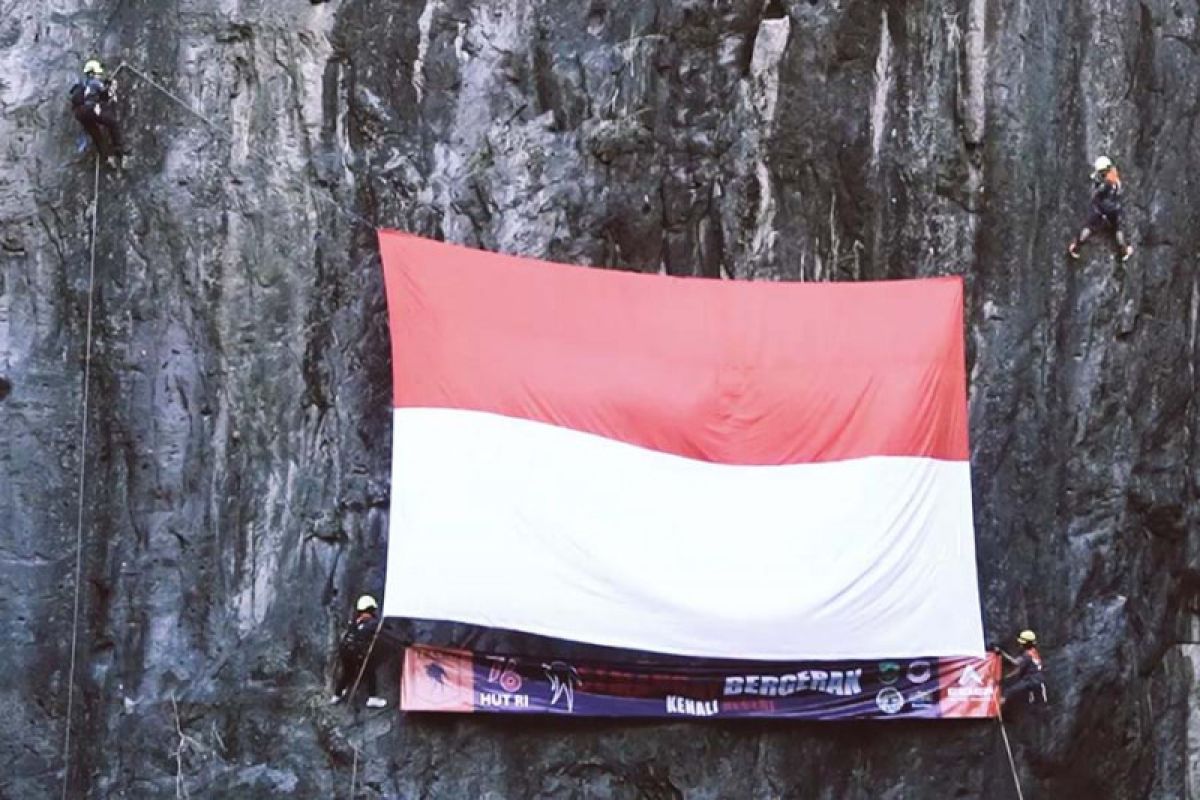 Eiger kibarkan bendera Merah Putih di tebing, goa dan laut