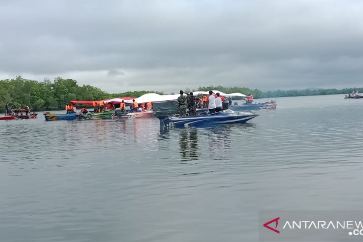 Peringati HUT RI Ke-76, bendera raksasa dikibarkan di laut Nunukan