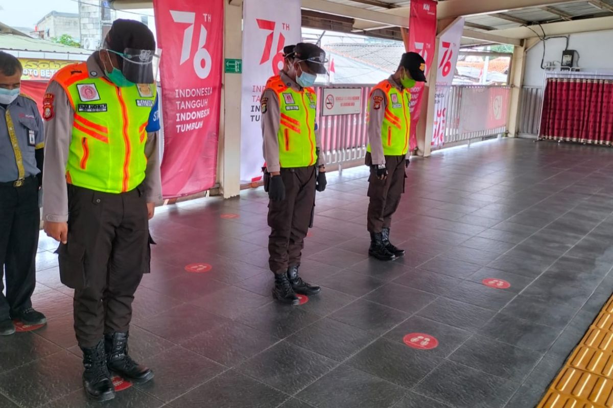 Petugas KRL di Kalideres sikap sempurna saat pembacaan Teks Proklamasi