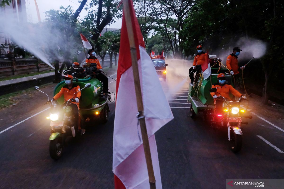 Warga Desa Sumerta Kelod di Denpasar rayakan HUT RI dengan penyemprotan desinfektan