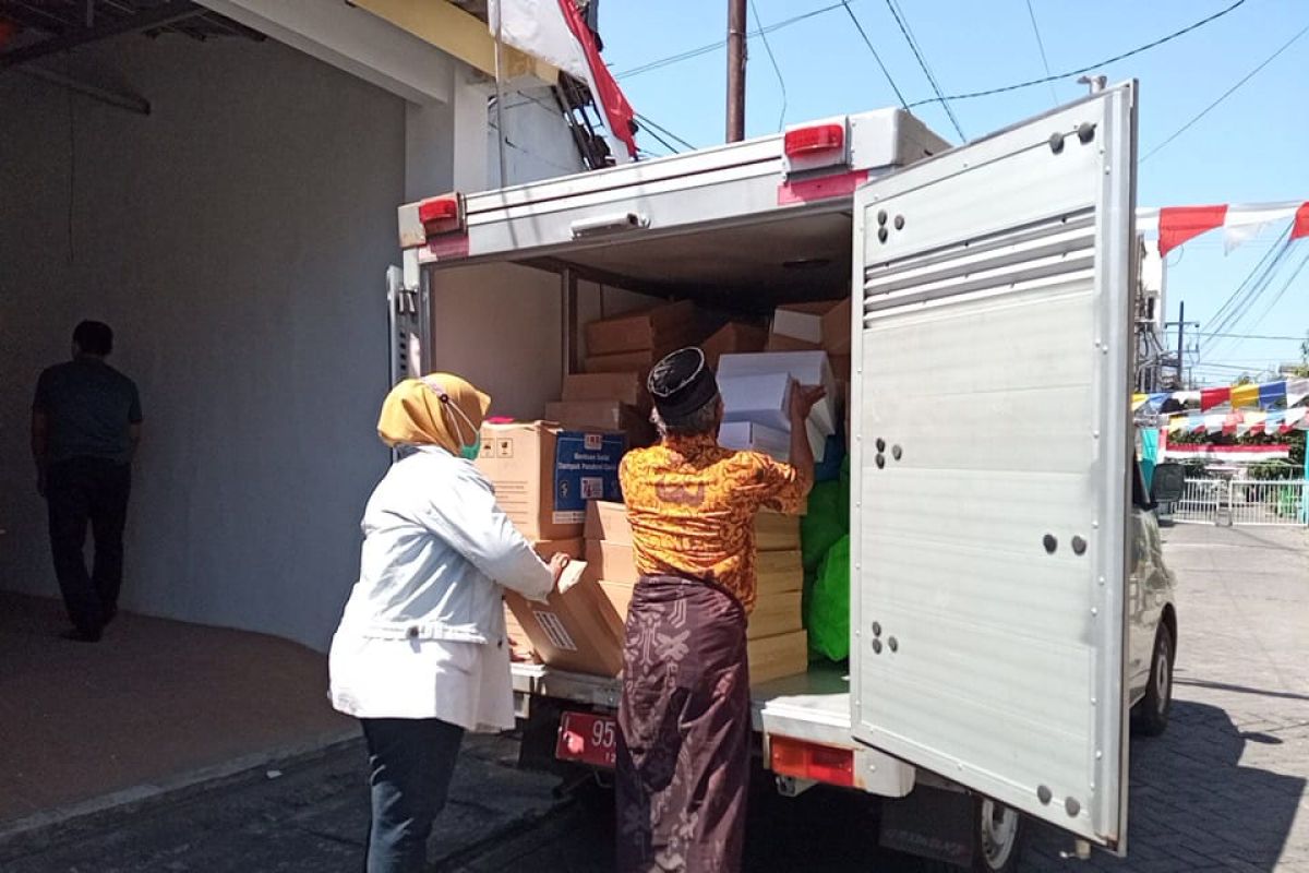Para veteran di Surabaya dapat bantuan paket sembako pada HUT ke-76 RI