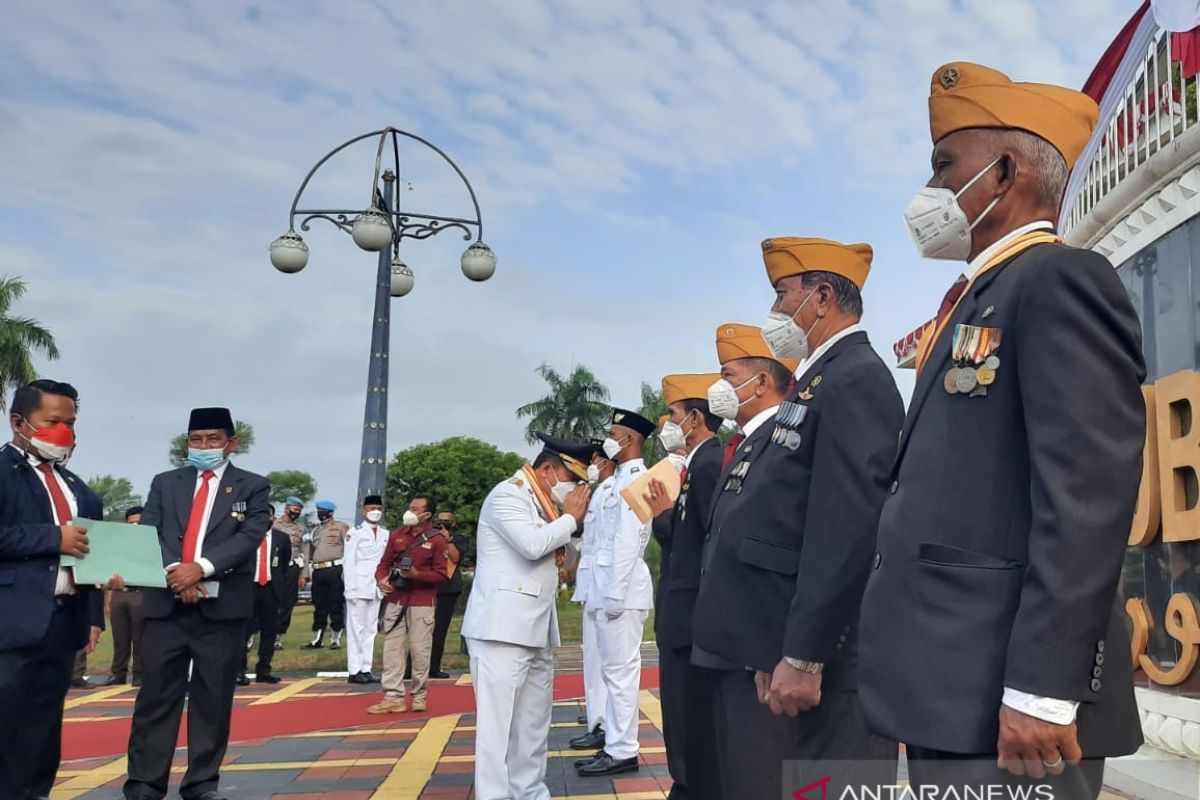 Veteran dan nakes Jambi terima penghargaan di Hari Kemerdekaan RI